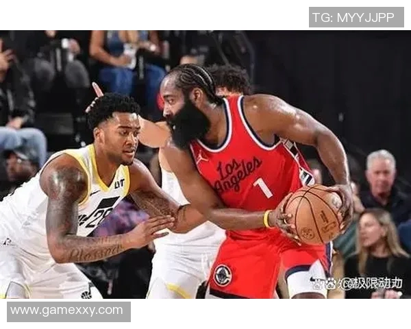 快船与爵士激战正酣直播中球迷们快来围观精彩对决