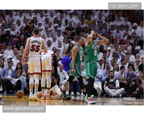 恒大与墨尔本激战正酣比分揭晓引发球迷热议 恒大与墨尔本激战正酣比分揭晓引发球迷热议