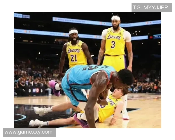 湖人队与贝弗利的激烈对决揭示了NBA赛场上的竞争与激情