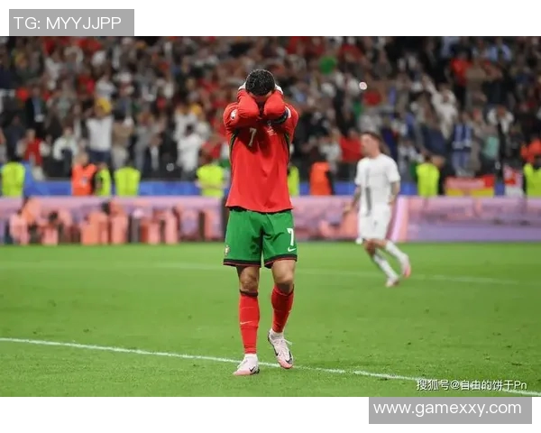 球迷疯狂行为引热议：冲进场内抢C罗球衣成欧冠奇观