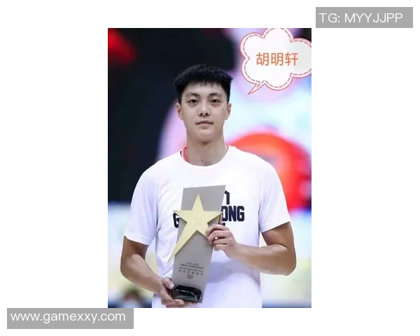 胡明轩：从年轻新星到篮球场上的领军人物的成长之路