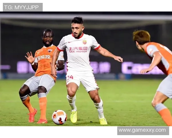 深圳足球队中路突破的优势与挑战分析探讨